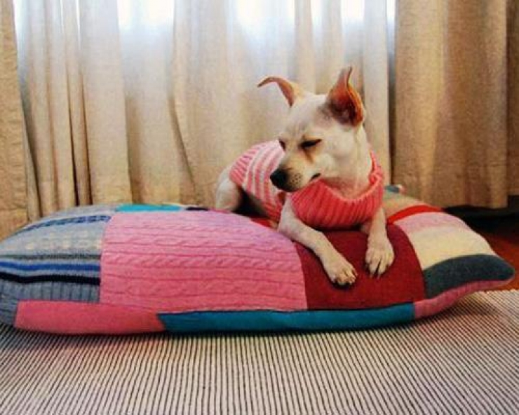 Лежанка для собаки из свитера пошагово