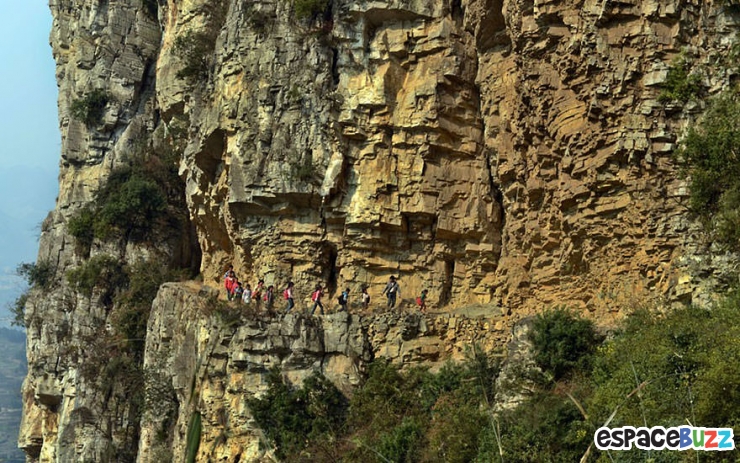 Illustration de l'article : Vous pensiez galérer en allant à l'école? Ces 12 photos vous aideront à relativiser