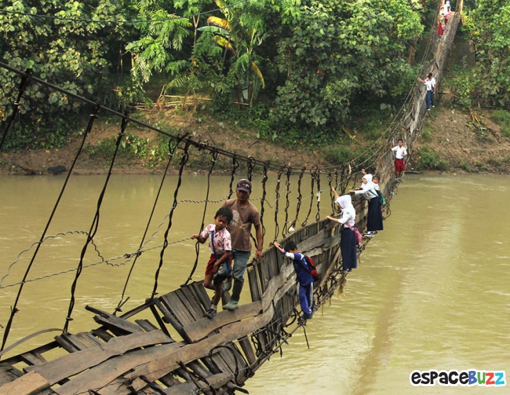 Illustration de l'article : Vous pensiez galérer en allant à l'école? Ces 12 photos vous aideront à relativiser
