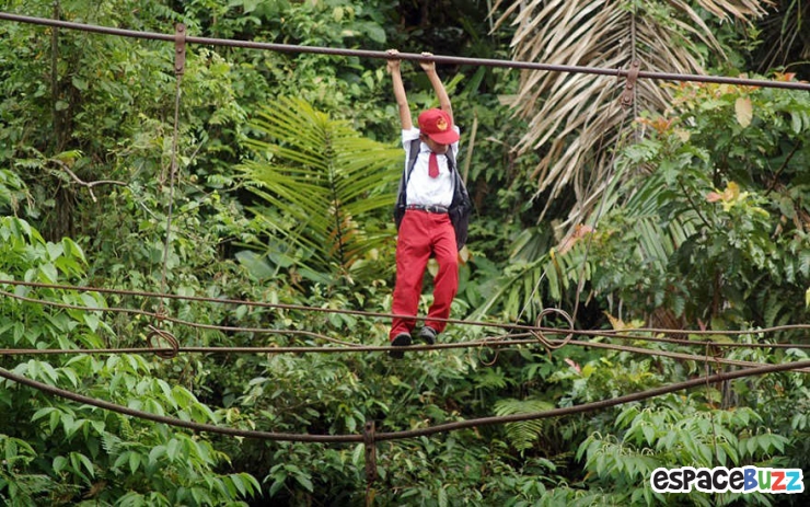 Illustration de l'article : Vous pensiez galérer en allant à l'école? Ces 12 photos vous aideront à relativiser