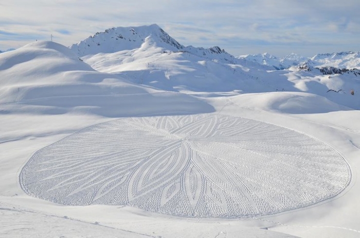 Illustration de l'article : Cet homme qui semble simplement se promener dans la neige a un sacré sens artistique! Regardez ce qu'il fait...
