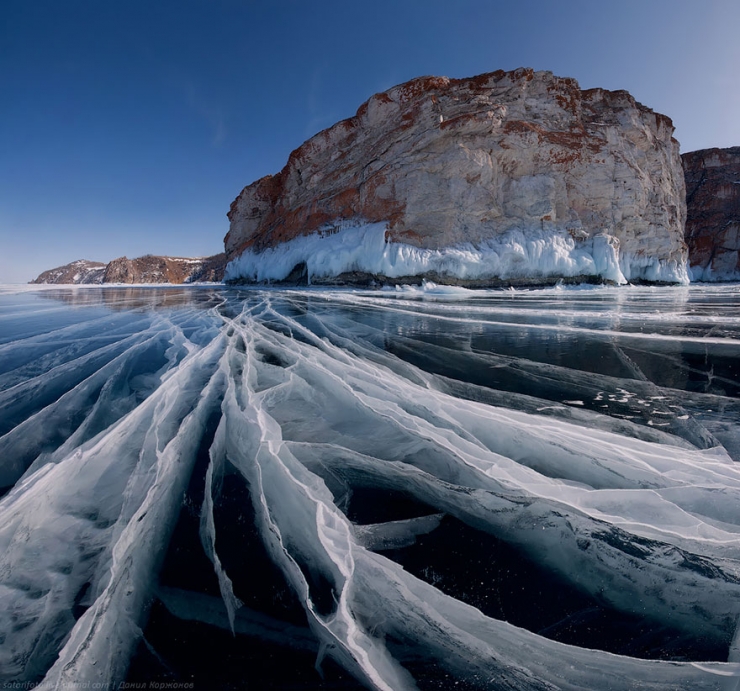 Illustration de l'article : Quand l'hiver peint ses plus belles oeuvres d'art : 13 photos d'étendues d'eau gelées à couper le souffle