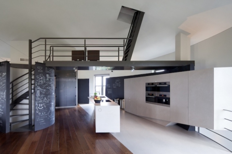 Illustration de l'article : Ce château d'eau inutilisé n'intéressait personne, jusqu'à ce qu'un architecte passe par la et le transforme en un appartement magnifique!