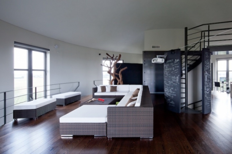 Illustration de l'article : Ce château d'eau inutilisé n'intéressait personne, jusqu'à ce qu'un architecte passe par la et le transforme en un appartement magnifique!