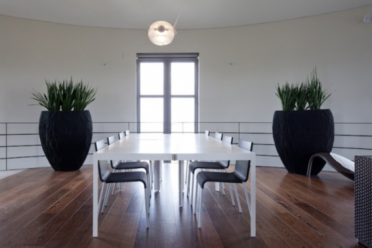 Illustration de l'article : Ce château d'eau inutilisé n'intéressait personne, jusqu'à ce qu'un architecte passe par la et le transforme en un appartement magnifique!