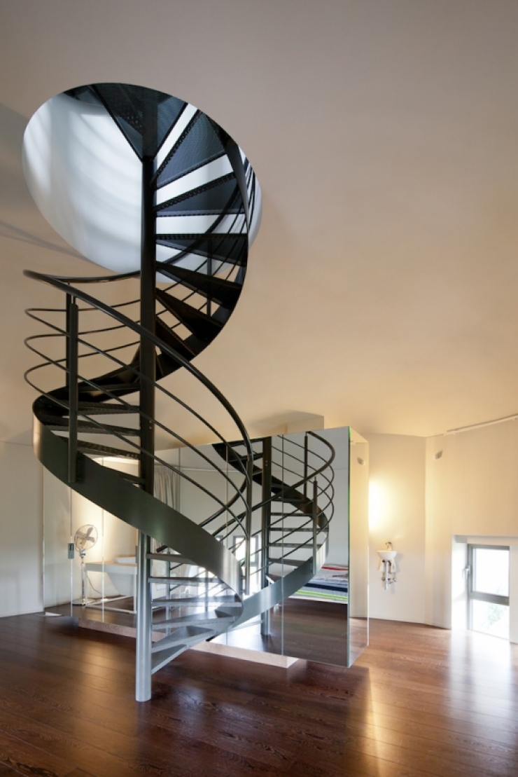 Illustration de l'article : Ce château d'eau inutilisé n'intéressait personne, jusqu'à ce qu'un architecte passe par la et le transforme en un appartement magnifique!