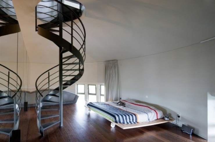 Illustration de l'article : Ce château d'eau inutilisé n'intéressait personne, jusqu'à ce qu'un architecte passe par la et le transforme en un appartement magnifique!