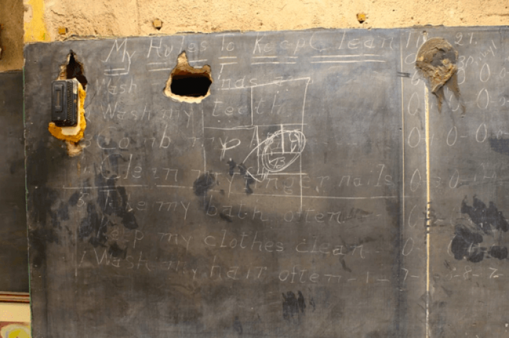 Illustration de l'article : Les ouvriers ne se doutaient pas de ce qu'ils trouveraient en décrochant ces vieux tableaux noirs