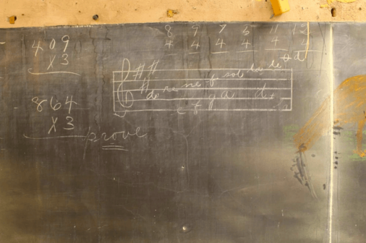 Illustration de l'article : Les ouvriers ne se doutaient pas de ce qu'ils trouveraient en décrochant ces vieux tableaux noirs