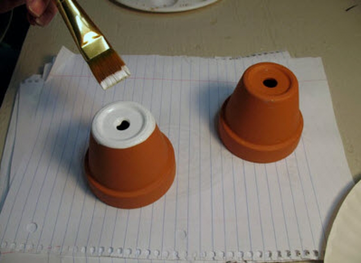 Illustration de l'article : Voici différentes astuces pour changer vos petits pots en terre cuite en objets de décoration… Impressionnant !