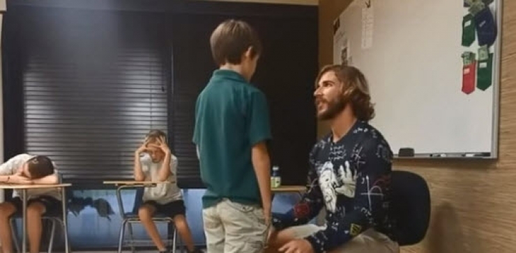 Illustration de l'article : Tous les jours, il commence ses cours en complimentant ses élèves un par un... Voici pourquoi: