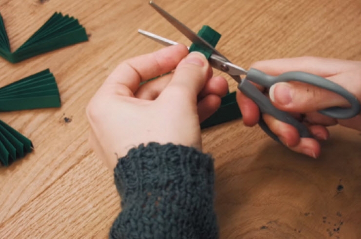 Illustration de l'article : Elle commence par découper du carton pour créer quelque chose de magnifique à l'approche de Noël...