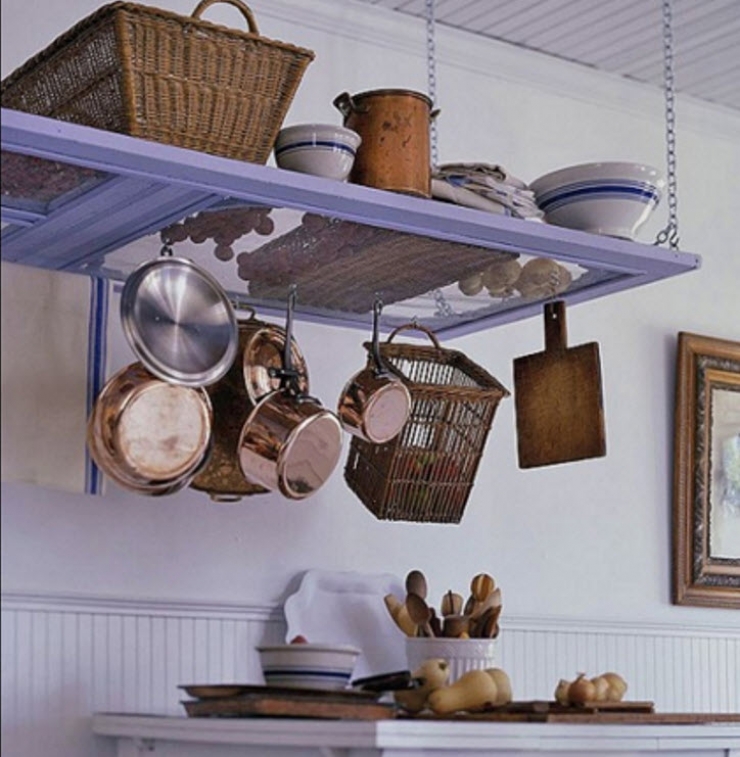 Illustration de l'article : En récupérant une porte moustiquaire en bois, elle crée de magnifiques objets de décorations…13 brillantes idées !