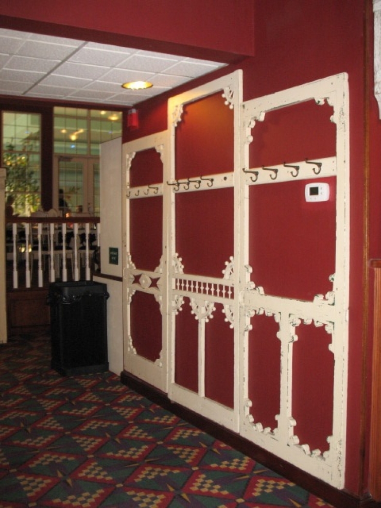 Illustration de l'article : En récupérant une porte moustiquaire en bois, elle crée de magnifiques objets de décorations…13 brillantes idées !