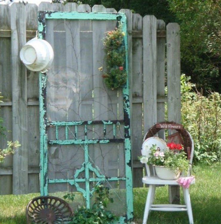 Illustration de l'article : En récupérant une porte moustiquaire en bois, elle crée de magnifiques objets de décorations…13 brillantes idées !