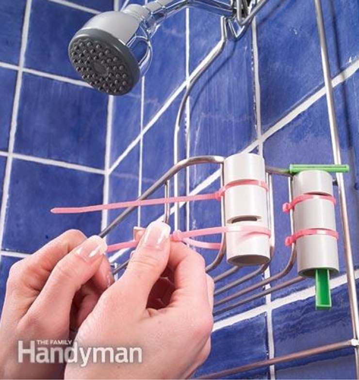 Illustration de l'article : Elle colle des tuyaux de PVC récupérés les uns aux autres… Je n’aurais jamais pas pensé à cela!