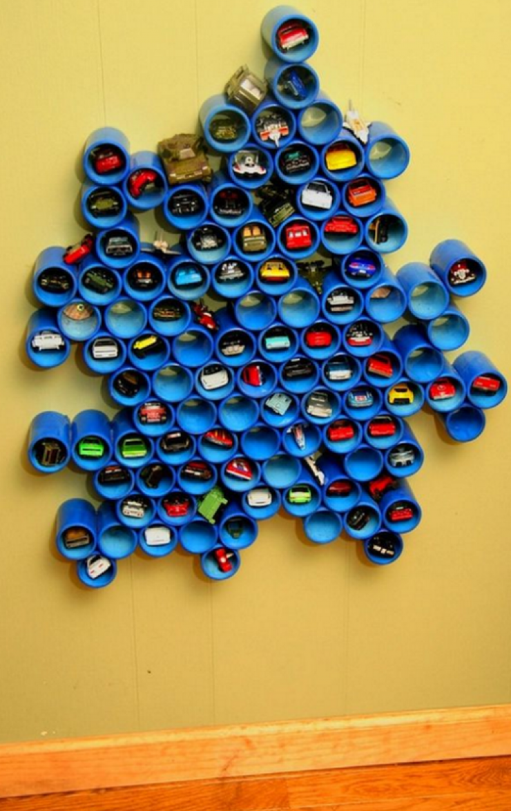 Illustration de l'article : Elle colle des tuyaux de PVC récupérés les uns aux autres… Je n’aurais jamais pas pensé à cela!