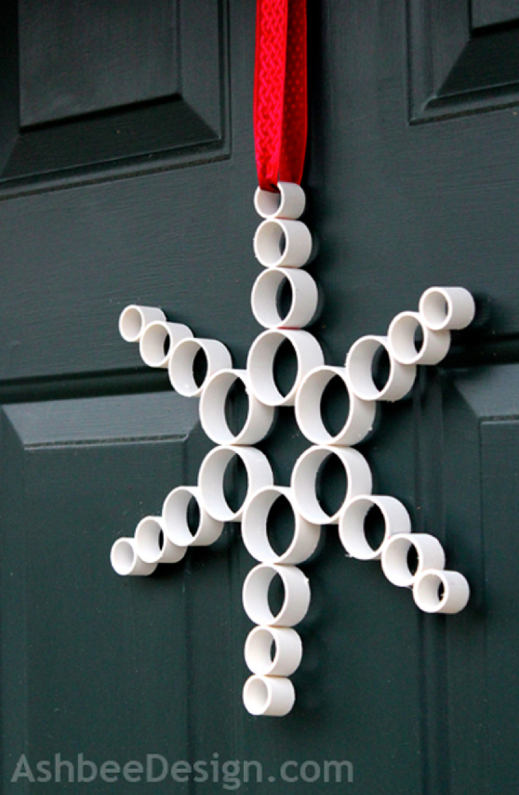 Illustration de l'article : Elle colle des tuyaux de PVC récupérés les uns aux autres… Je n’aurais jamais pas pensé à cela!