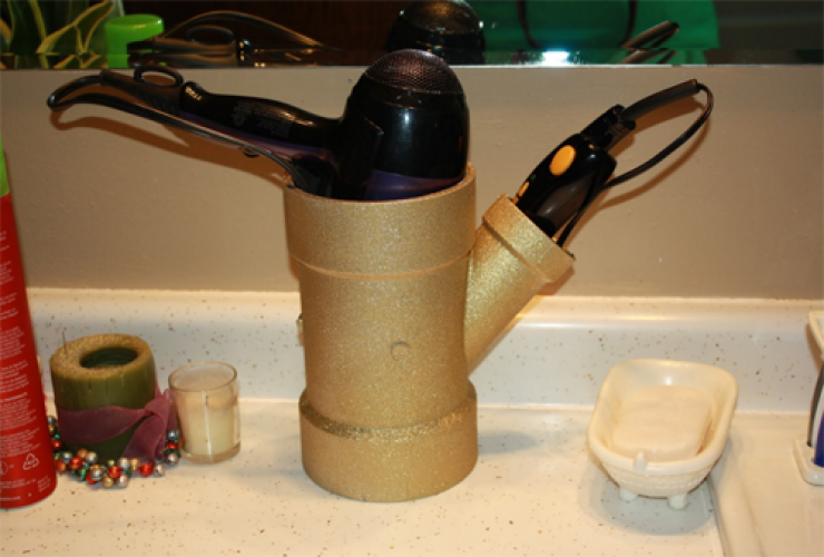 Illustration de l'article : Elle colle des tuyaux de PVC récupérés les uns aux autres… Je n’aurais jamais pas pensé à cela!