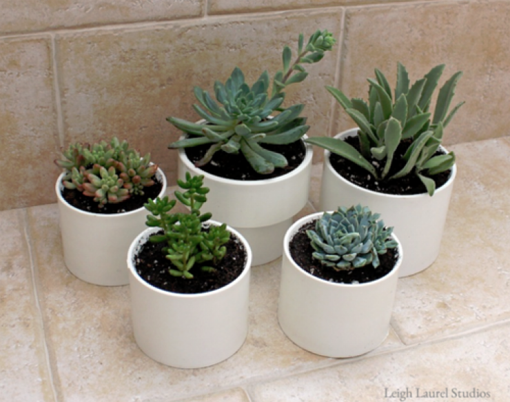 Illustration de l'article : Elle colle des tuyaux de PVC récupérés les uns aux autres… Je n’aurais jamais pas pensé à cela!