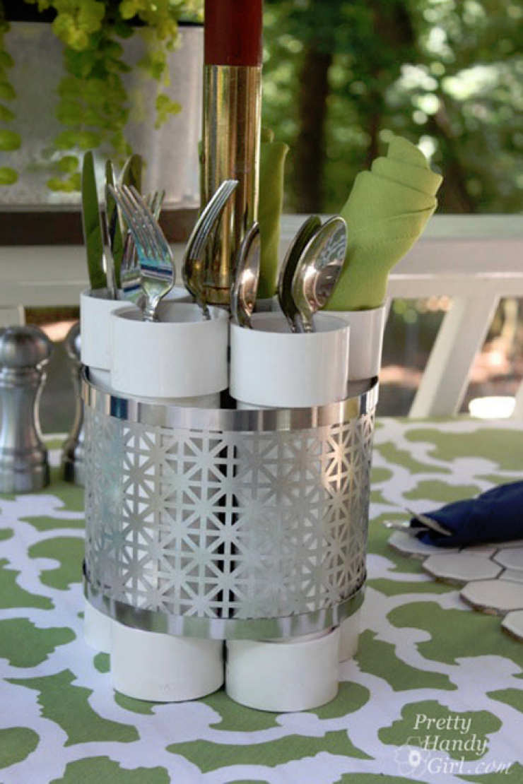 Illustration de l'article : Elle colle des tuyaux de PVC récupérés les uns aux autres… Je n’aurais jamais pas pensé à cela!