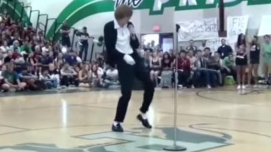 Illustration : "Il danse comme Michael Jackson dans son lycée et fait le buzz sur internet"