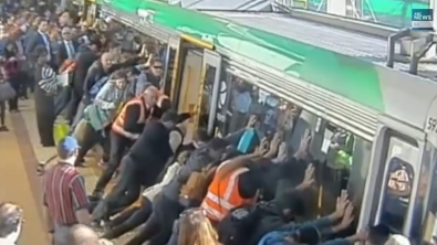 Illustration : Voulant monter dans le métro, il se coince la jambe entre celui-ci et le quai. La solidarité des usagers fera le reste...