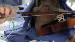 Illustration : "Une première médicale : un patient joue du violon pendant qu'on l'opère du cerveau"