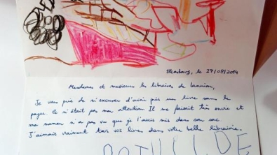 Illustration : Une fillette envoie une lettre très mignonne pour s'excuser d'avoir pris un livre sans le payer