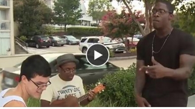 Illustration : Quand un rappeur rencontre des musiciens en pleine rue et qu'un Trio incroyable se crée!