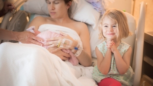 Illustration : "Ces enfants voient leurs petits frères et soeurs pour la toute première fois : 32 photos pleines d'émotion et d'émerveillement"