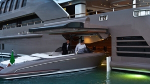 Illustration : "Ce luxueux yacht abrite un hors-bord... et son garage"