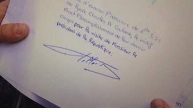 Illustration : Il a demandé à François Hollande de lui signer son mot d'absence