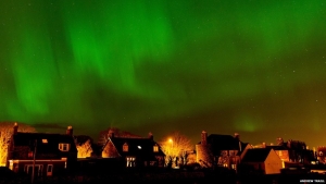 Illustration : "Le ciel d'Ecosse éclairé et coloré par des aurores boréales "