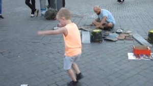 Illustration : "Ce petit garçon est littéralement transporté par les percussions de ce musicien de rue"