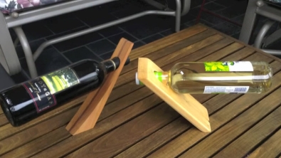 Illustration : Astuce bricolage : fabriquer un porte-bouteille de vin tenant en équilibre