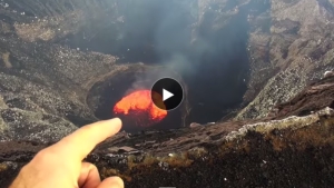 Illustration : "Ils vous emmènent au plus près de la fournaise, dans le cratère de cet impressionnant volcan"