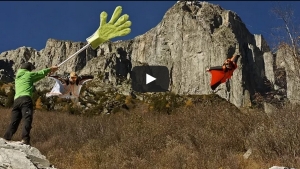 Illustration : "Pour la bonne cause, ils planent en wingsuit au ras des montagnes"