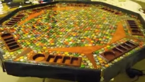 Illustration : "Découvrez cette incroyable table de poker en capsules de bouteilles"