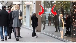 Illustration : "Elle tombe sur un mannequin basé sur son corps devant une vitrine! Sa réaction m'a mis les larmes aux yeux!"