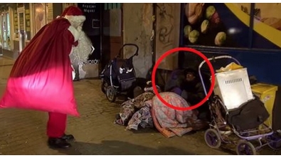 Illustration : Le Père-Noël s'approche d'un homme qui dort dans la rue. Il ouvre son sac et la suite est magique !