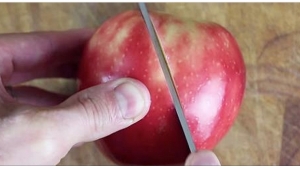 Illustration : "Ce que cet homme qui coupe une pomme à la diagonale est en train de faire est ingénieux et brillant!"