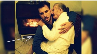 Illustration : La photo et le message d'un homme tenant sa grand-mère atteinte d'Alzheimer touche des milliers de personnes!