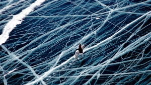 Illustration : "Quand l'hiver peint ses plus belles oeuvres d'art : 13 photos d'étendues d'eau gelées à couper le souffle"