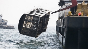 Illustration : "Ces anciens wagons du métro new-yorkais sont jetés dans la mer. Quand vous saurez pourquoi, vous serez surpris !"