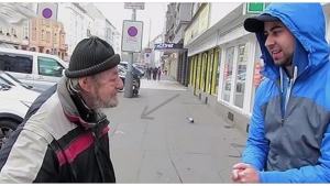 Illustration : "Ce sdf qui ramasse et rend son porte-feuille à ce monsieur ne s'imaginait pas qu'il serait remercié de cette façon ! Humanité quand tu nous tiens..."