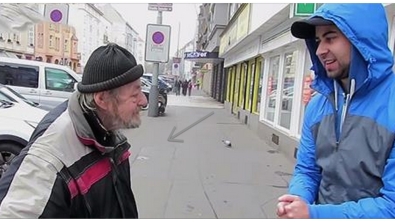 Illustration : Ce sdf qui ramasse et rend son porte-feuille à ce monsieur ne s'imaginait pas qu'il serait remercié de cette façon ! Humanité quand tu nous tiens...