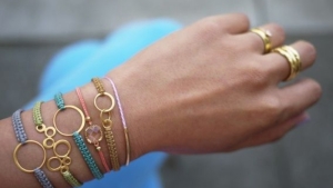 Illustration : "Voici comment réaliser facilement ce superbe ensemble de bracelets !"