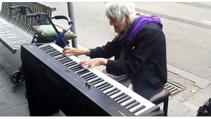 Illustration : "Personne ne prêtait attention à cette dame, jusqu'à ce qu'elle s'installe derrière ce piano..."