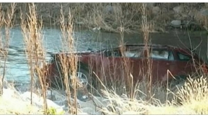 Illustration : "Un pêcheur découvre une voiture dans la rivière et y trouve quelque chose qui le laisse sans voix..."